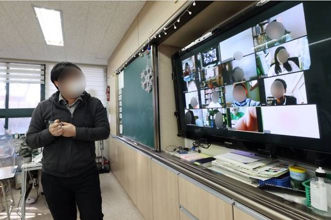 서울 한 초등학교에서 줌(Zoom)을 통한 원격수업이 진행되고 있다. [연합]