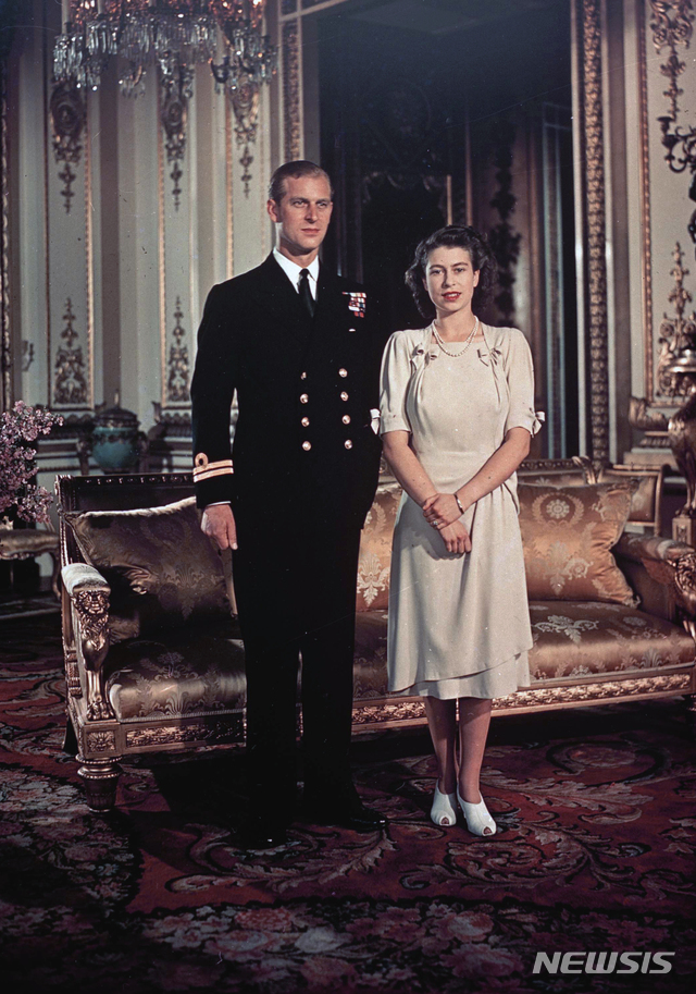 [런던=AP/뉴시스] 1947년 9월 영국 런던에서 엘리자베스 2세 영국 여왕(오른쪽)과 남편 필립 공(왼쪽)이 카메라 앞에 선 모습. 필립 공은 9일 99세로 별세했다. 2021.04.12.