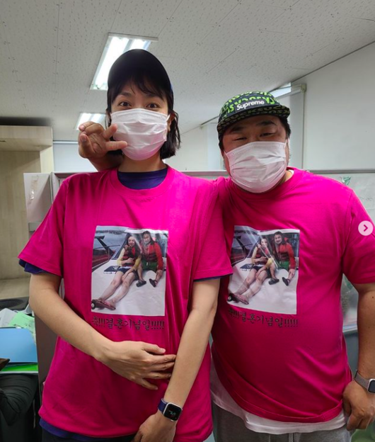 The comedian couple Kang Jae-joon and Lee Eunhyeong greeted the Wedding anniversary and wore a couple T-shirt.On the 12th, Kang Jae-joon posted several photos, saying, Our Wedding anniversary T-shirt, which was produced by Yoon Hwa (Hong), Goma and Yoon Hwa.In the photo, a couple wearing a hot pink-colored couple T-shirt poses well.A picture of a couple of peoples past, which seemed to resemble each other, automatically made them smile.Kang Jae-joon and Lee Eunhyeong, who married in 2016, are loved by viewers by appearing on the JTBC entertainment program I can not be No. 1.cjeKang Jae-joon Instagram