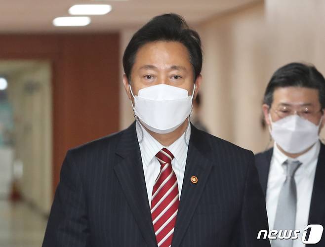 오세훈 서울시장이 13일 오전 서울 종로구 정부서울청사에서 열린 국무회의에 참석하고 있다. 2021.4.13/뉴스1 © News1 송원영 기자