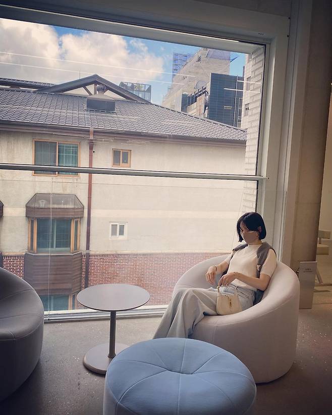 Actor Park Soo-jin flaunted a clean vibePark Soo-jin posted a picture with his  emoticon on his Instagram on the 13th.In the photo, Park Soo-jin sitting in a chair was shown.Park Soo-jin, who showed off her casual fashion with white shorts and jeans, still drew attention with a pure atmosphere.The mask also features beautiful look that covers the face but is not covered.Park Soo-jin has been on active duty for the last five years of Olive Oksu-dong handmade which was broadcast in 2016.Even in the five-year Blady, Park Soo-jins beautiful look and atmosphere remain.Meanwhile, Park Soo-jin has a marriage with Bae Yong-joon in July 2015, and one male and one female.