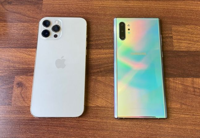 애플 스마트폰 ‘아이폰12 프로맥스’(왼쪽)와 삼성전자 스마트폰 ‘갤럭시노트10+’.ⓒ데일리안 김은경 기자