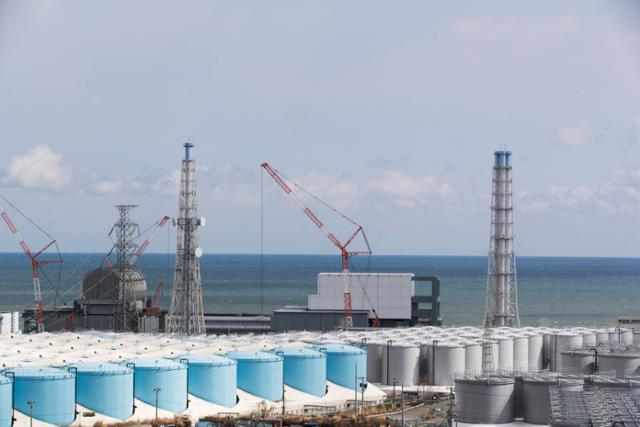 일본 후쿠시마 제1 원자력발전소 원자로 3, 4호기 옆에 늘어선 방사성 오염수 저장 탱크. 후쿠시마=AP 연합뉴스