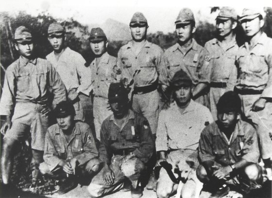 태국 전선에 파견된 조선인 포로감시원들. 맨 왼쪽이 이학래씨.