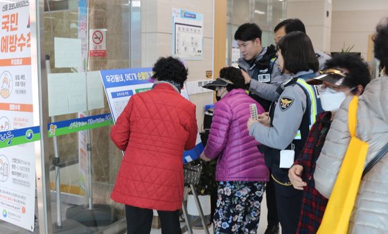 대전서부경찰서 경찰관들이 주민센터에 설치된 '관할 지역 대형지도판'을 보는 주민들에게 순찰이 필요한 지점을 표시하는 방법을 알려주고 있다. [사진 대전서부경찰서]