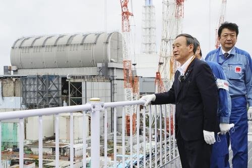 스가 요시히데 총리가 작년 9월 26일 후쿠시마 제1원전을 시찰하는 모습. [교도=연합뉴스 자료사진]