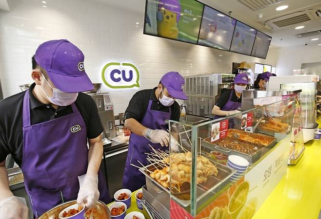 CU employees prepare Korean food items at the first CU convenience store in Kuala Lumpur, Malaysia. (BGF Retail)