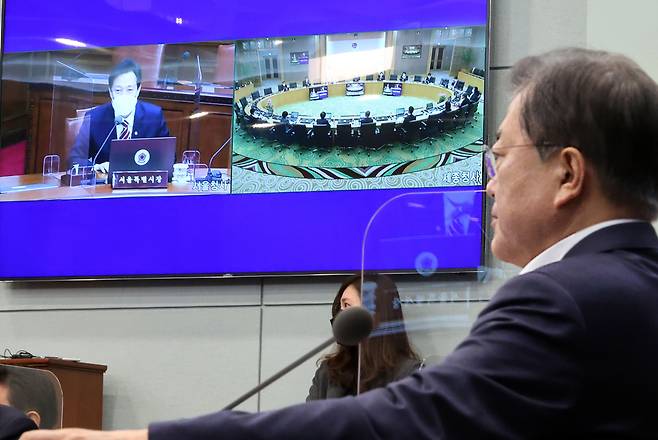 President Moon Jae-in presides over a virtual Cabinet meeting at Cheong Wa Dae on Tuesday, with Seoul Mayor Oh Se-hoon (on screen) in attendance. (Yonhap)