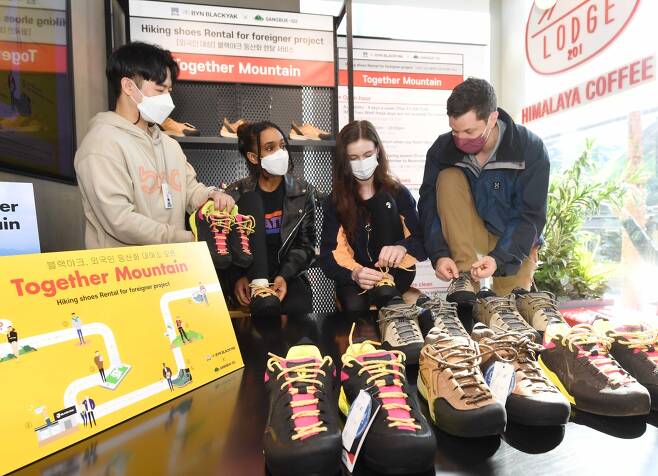 Rental service users look at hiking shoes offered at a Black Yak store in Ui-dong, Gangbuk-gu, Seoul on Tuesday. (Black Yak)