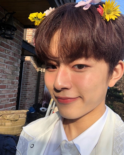 Yu Seon Ho showed off his thrilling visuals just by looking at it.Yu Seon Ho said on the official SNS channel on the 12th, Behind the picture posted in three years.Thank you so much for all of you who congratulated three-year anniversary. Yu Seon Ho in the public photo captured the Sight with a picture of Selfie in a white color costume.Yu Seon Ho showed off her superior visuals, which made her mistake if it was a Who flower with flowers on her head.The fans who saw it responded with a hot response such as I am so handsome and I always support you.Meanwhile, the JTBC drama Undercover, starring Yu Seon Ho, will be broadcast for the first time at 11 p.m. on the 23rd.