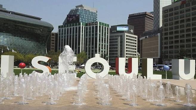 서울 광장 앞에 ‘I.SEOUL.U’ 브랜드 상징물이 설치돼 있다. [연합뉴스]