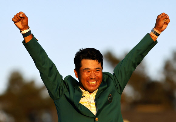 미국 조지아주 오거스타 내셔널 골프클럽에서 12일(한국시간) 막을 내린 제85회 마스터스 토너먼트에서 아시아 선수 최초로 우승한 마쓰야마 히데키가 그린 재킷을 입고 두 손을 번쩍 들어 환호하고 있다.오거스타 로이터 연합뉴스