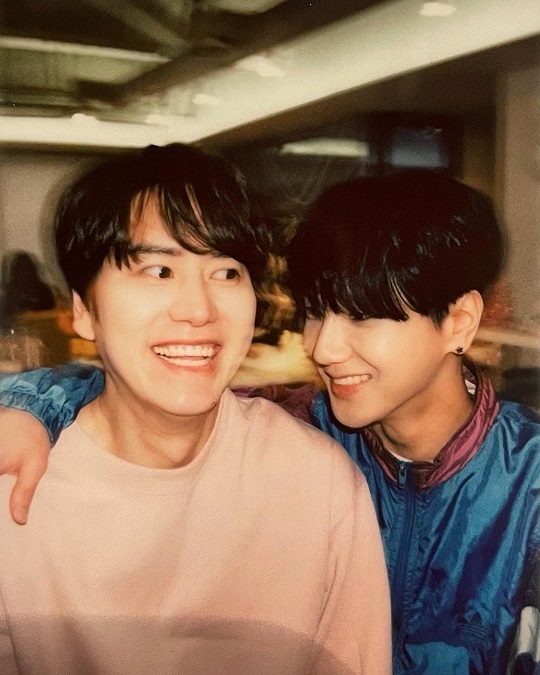 Group Super Junior Yesung has revealed its Friendly routine with Cho Kyuhyun.On the 13th, Yesung wrote a picture on his instagram with a picture of a cup of coffee with a cup.Yesung and Cho Kyuhyun in the public photos are doing a friendly shoulder to shoulder.Yesung looks at Cho Kyuhyun with affectionate eyes and Cho Kyuhyun is smiling brightly.Since 2006, when Cho Kyuhyun debuted as Super Junior, he has been proud of his friendship.Meanwhile, Super Junior released its regular 10th album The Renaissance on the 16th and made a comeback.Photo Yesung SNS
