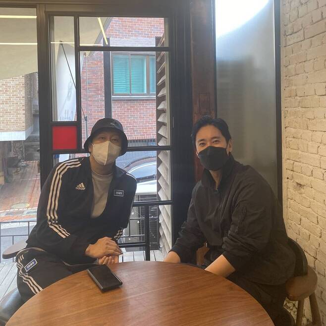 Kim Su-ro flaunts his still-feeling friendship with Shin Hyun-joonKim Su-ro wrote on his Instagram on the 13th, After Health screenings ... I walked. Near my brothers house. It was like an hour.# Good brother and posted a picture.Kim Su-ro in the open photo is smiling at Camera sitting side by side with Shin Hyun-joon.The friendship and warm two shots of the two captured the sight of the viewers.On the other hand, Kim Su-ro appeared on TV Chosun White Travel broadcast on the 9th.Photo: Kim Su-ro Instagram