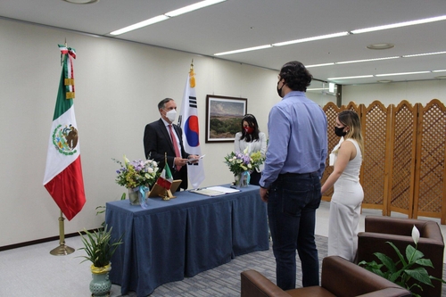 멕시코 대사관에서 결혼식 올리는 라모스 부부 LG 트윈스 외국인 타자 로베르토 라모스-엘사 모레노 산체스 부부가 서울시 종로구 주한멕시코 대사관에서 브루노 피게로아 주한 멕시코 대사의 주례로 결혼식을 올리고 있다. 두 사람의 결혼은 브루노 피게로아 주한 멕시코 대사가 13일 소셜미디어를 통해 알렸다. [브루노 피게로아 주한멕시코 대사 소셜미디어 캡처. 재배포 및 DB금지]