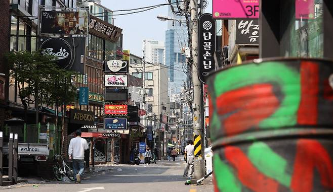 정부가 오는 12일부터 수도권과 부산 등 거리두기 2단계 지역의 유흥시설 집합을 금지한 가운데 11일 서울 홍대클럽거리의 모습. 사진은 기사 본문과는 직접 관련이 없음. (사진=연합뉴스)