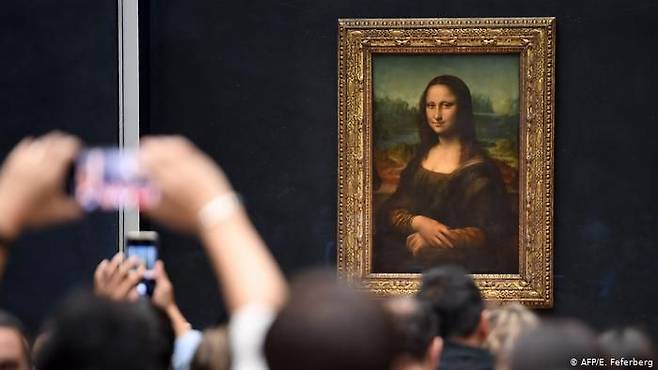 2019년말부터 진행된 루브르 박물관의 '다빈치 사망 500주년 전시회'에서 소개된 모나리자. 모나리자에 몰린 관객이 다른 다빈치 작품 관객의 4배에 달했다.