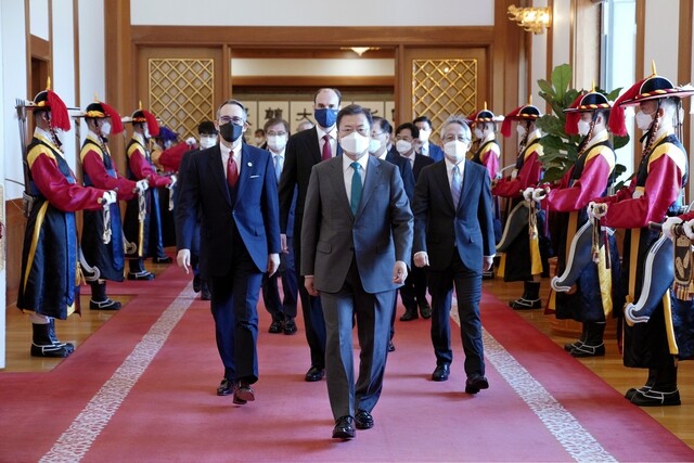 문재인 대통령이 아이보시 고이치 주한 일본대사 등에게 신임장을 제정한 뒤 환담 장소로 이동하고 있다. 청와대 제공