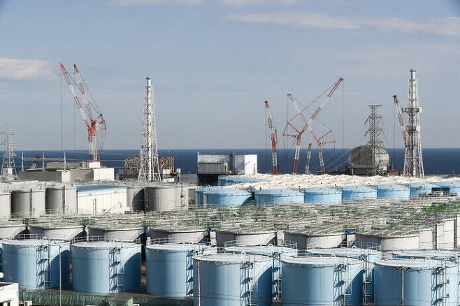 The Japanese government decided Tuesday to dump the roughly 1.25 million tons of contaminated water currently being stored in tanks at the Fukushima site into the ocean over 30 years. (Yonhap News)