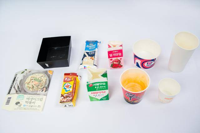 생김새도 쓰임도 다양한 코팅종이 용기들. 코팅종이는 주로 음식물을 담는데 쓰이다 보니 안과 겉에 플라스틱 소재로 코팅이 돼 있다. 한진탁 인턴기자