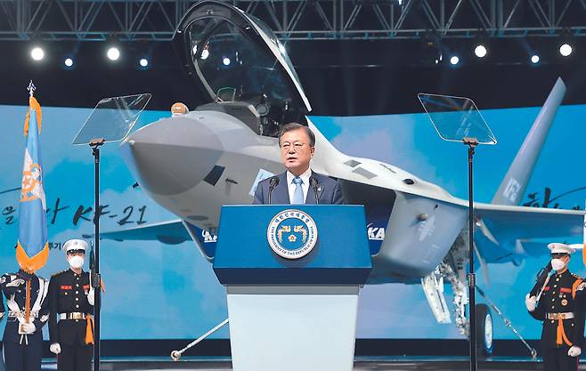 President Moon Jae-in delivers a speech at the unveiling ceremony of the KF-21 Boramae on Friday. (Yonhap)