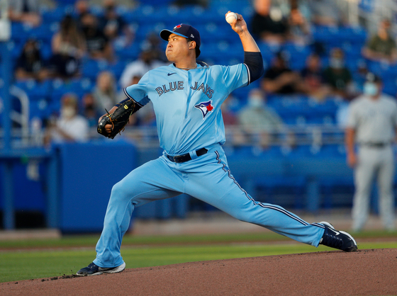 Toronto Blue Jays starting pitcher Ryu Hyun-jin Ryu throws against the New York Yankees in the first inning at TD Ballpark in Dunedin, Florida. [USA TODAY/YONHAP]