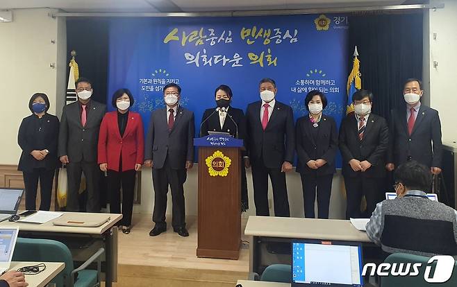 국민의힘 등 경기도의회 야당 의원들이 15일 오후 도의회 브리핑룸에서 기자회견을 열고 산하기관 채용과정 의혹을 제기했다./© 뉴스1