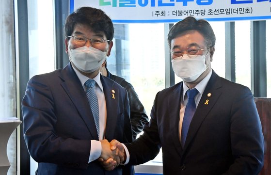 16일 더불어민주당 원내대표 선거에 출마한 윤호중(오른쪽) 의원와 박완주 의원. 윤 의원은 친문 핵심으로, 박 의원은 범친문으로 분류된다. 오종택 기자