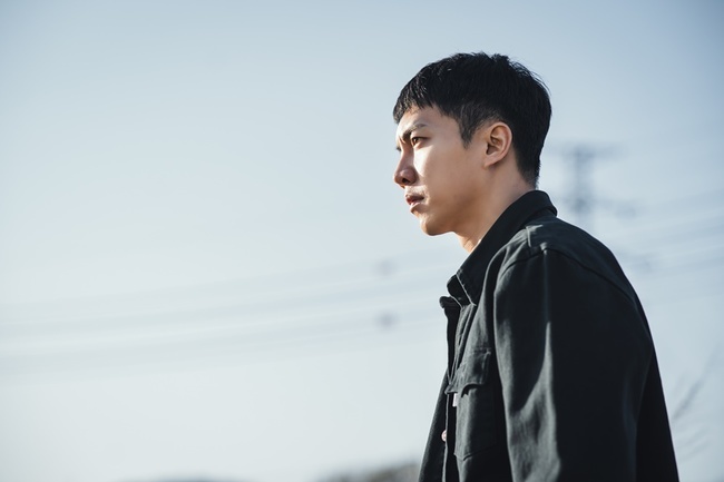 Mouse Lee Seung-gi and Lee Hee-joon play a precise number of fights and a high psychological battle.On the 12th episode of the TVN tree drama Mouse (playplayed by Choi Ran/directed by Choi Jun-bae) broadcast on April 14, Jung Ba-reum (played by Lee Seung-gi) was portrayed as suffering from the nervousness and anxiety that was pushed after brutally killing the rapist Kang Duk-soo (played by Jung Eun-pyo).Jung Bar-rum started to verify the case with Lee Hee-joon, and exploded his curiosity with the appearance of rubber teeth looking at Jung-Rum with meaningful eyes and trying to take the mouth of the truth.In the 13th broadcast on the 15th, Lee Seung-gi, who was worried about the whole thing, amplifies the tension once again by freezing in Lee Hee-joons words.A scene where Jungbam and Rubber Chi arrive at the scene where evidence of the murder of Kang Duk-soo was found, and conducts a case reasoning.Jung Barum listens to each of the rubber teeth and watches them carefully, and the rubber teeth are facing the right face with a serious face.Then, as Jung Bar-mum, who had been anxious all along, was caught in shock by closing his mouth, he is curious about what the authenticity of the remarks that Kang Duk-soo other than the last broadcast was said, and whether Jung Bar-mum will eventually be arrested in the hands of rubber teeth.Lee Seung-gi and Lee Hee-joon delivered warmth and energy to the scene, including laughing and greeting as soon as they met on set.Then, before the scene shooting that had to be held in the water, we checked the script together and shared the ambassador practice, and finished the rehearsal of the Practical Fire which discussed detailed emotional performances such as eye exchange and facial expression.The two people who stood in front of the camera soon made the production team watching the face of a strong professional who finished shooting with one shot without NG.Both actors express a subtle nervous battle between each other with a few words and eyes, the production team said.We are very proud of it, he said. We will pay attention to the mouth of the rubber teeth, which will tell a new truth about the Kang Duk-soo murder through the 13th broadcast today.