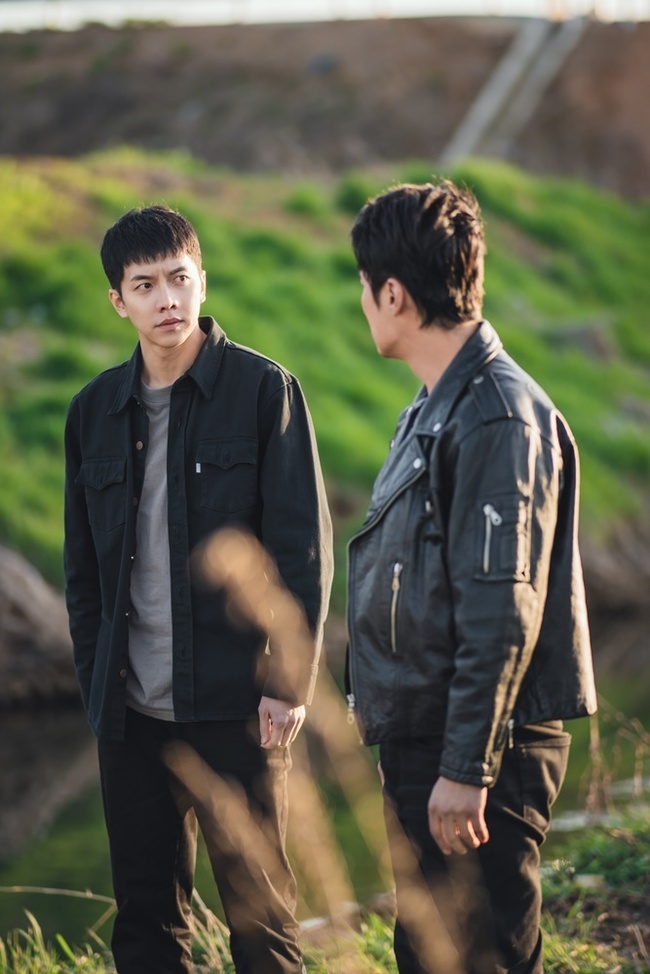 Mouse Lee Seung-gi and Lee Hee-joon play a precise number of fights and a high psychological battle.On the 12th episode of the TVN tree drama Mouse (playplayed by Choi Ran/directed by Choi Jun-bae) broadcast on April 14, Jung Ba-reum (played by Lee Seung-gi) was portrayed as suffering from the nervousness and anxiety that was pushed after brutally killing the rapist Kang Duk-soo (played by Jung Eun-pyo).Jung Bar-rum started to verify the case with Lee Hee-joon, and exploded his curiosity with the appearance of rubber teeth looking at Jung-Rum with meaningful eyes and trying to take the mouth of the truth.In the 13th broadcast on the 15th, Lee Seung-gi, who was worried about the whole thing, amplifies the tension once again by freezing in Lee Hee-joons words.A scene where Jungbam and Rubber Chi arrive at the scene where evidence of the murder of Kang Duk-soo was found, and conducts a case reasoning.Jung Barum listens to each of the rubber teeth and watches them carefully, and the rubber teeth are facing the right face with a serious face.Then, as Jung Bar-mum, who had been anxious all along, was caught in shock by closing his mouth, he is curious about what the authenticity of the remarks that Kang Duk-soo other than the last broadcast was said, and whether Jung Bar-mum will eventually be arrested in the hands of rubber teeth.Lee Seung-gi and Lee Hee-joon delivered warmth and energy to the scene, including laughing and greeting as soon as they met on set.Then, before the scene shooting that had to be held in the water, we checked the script together and shared the ambassador practice, and finished the rehearsal of the Practical Fire which discussed detailed emotional performances such as eye exchange and facial expression.The two people who stood in front of the camera soon made the production team watching the face of a strong professional who finished shooting with one shot without NG.Both actors express a subtle nervous battle between each other with a few words and eyes, the production team said.We are very proud of it, he said. We will pay attention to the mouth of the rubber teeth, which will tell a new truth about the Kang Duk-soo murder through the 13th broadcast today.