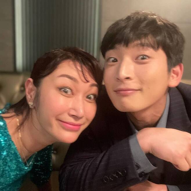 Singer and actor Jeong Jinwoon has released his latest news.On April 15, Jeong Jinwoon wrote on his Instagram account, The film #Brother (Gase) is always ample and entertaining!!#Jo Jae-yoon #Byun Jung-soo prepared Coffee or Tea and # Mystic Story Coffee or Tea.And our #Mom and Uncles rice tea, which is worried about Bob, has been so powerful. I want to say hello after the filming!# Shin Geun-ho, director and posted several photos.In the open photo, Jinwoon poses affectionately with Jo Jae-yoon and Byun Jung-soo. The warm atmosphere of the filming scene catches the eye.The netizens who watched the photos responded Ill look forward to the movie, I like to see it and I am handsome.Jeong Jinwoon, who made his debut with 2AM single album Insong in 2008, is continuing his active activities by going to singer and actor.Jinwoon, who was discharged last October, is in public relationship with singer and actor Kyungri from Nine Muses.