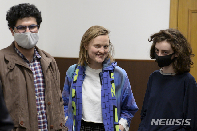 [모스크바=AP/뉴시스]DOXA라는 러시아 온라인 학생 잡지 편집자 아르멘 아라미얀, 나탈리아 티슈케비치, 알라 구트니코바(왼쪽부터)가 14일(현지시간) 모스크바의 조사위원회에서 조사를 받기 위해 기다리고 있다. 러시아는 이들 3명과 블라디미르 메텔킨 등 4명의 DOXA 편집자들을 미성년자들의 불법 행위를 부추긴 범죄 혐의로 기소했다. 이는 지난 1월 야당 지도자 알렉세이 나발니 지지 시위와 관련, 학생들에게 가하진 압력에 대해 이야기하는 동영상과 관련된 것으로 보인다. 2021.4.15