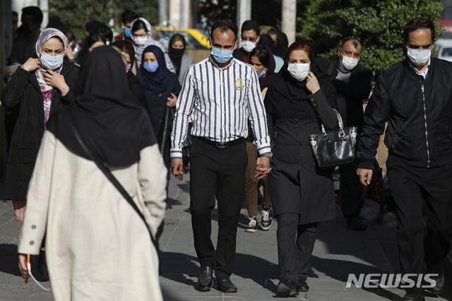 [테헤란=AP/뉴시스]지난 5일 이란 테헤란에서 코로나19 확산을 막기 위해 마스크를 쓴 사람들이 걸어가고 있다. 2021.04.10.