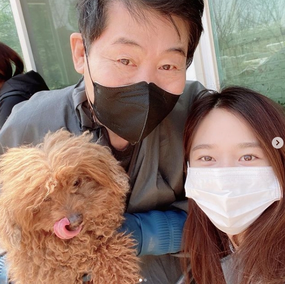 Broadcaster Lee Hye-sung set out for abandoned dog VolunteerLee Hye Sung posted a picture on his instagram on the 15th with an article entitled Abandoned dog Volunteer with Chef.Lee Hye-sung in the public photo is in an abandoned dog volunteer with Lee Yeon-bok Chef.The pair are smiling brightly as Volunteer holds the puppy in his arms as if he were happy.The netizens who saw this are responding such as Angel, Please pick up your heart and I admire you so much.On the other hand, Lee Hye Sung is in public devotion with Broadcaster Jun Hyun-moo and is currently appearing on NQQ and MBN entertainment Wild Wild Quiz.Lee Hye-sung SNS