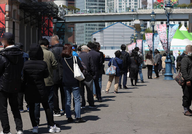 14일 오후 서울역광장에 마련된 임시선별진료소에서 시민들이 검사를 받기 위해 줄을 서고 있다. 연합뉴스