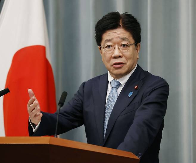 (도쿄 교도=연합뉴스) 가토 가쓰노부(加藤勝信) 일본 관방장관이 14일 일본 총리관저에서 기자회견을 하고 있다.