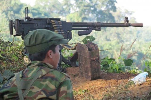 미얀마 소수민족 카친독립군 병사가 카친주 군부 기지를 바라보며 경계근무를 서고 있다. 미얀마 나우 캡처