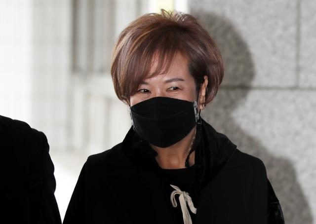 '목포 부동산 투기 의혹' 혐의를 받는 손혜원 전 의원이 15일 오후 서울 양천구 남부지방법원에서 열린 항소심 1차 공판기일에 출석하고 있다. 뉴시스