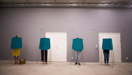 북유럽 국가를 제외하면 외국인에게 전면적으로 지방선거 선거권을 주는 나라는 거의 없다. 사진은 스웨덴의 투표 장면. 사진 AP=연합뉴스