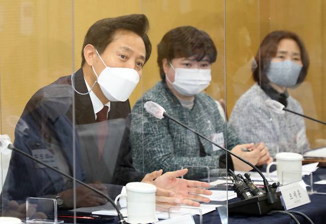오세훈 서울시장이 16일 시청에서 사회복지 직능단체장들과의 간담회에 참석하고 있다. 연합뉴스