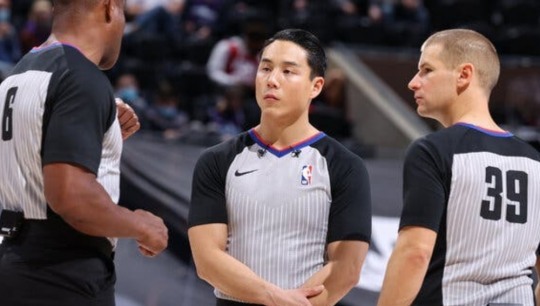 미국프로농구(NBA) 첫 아시아계 공식심판인 한국인 입양아 출신 에번 스콧. [뉴욕타임스 사진 캡처]