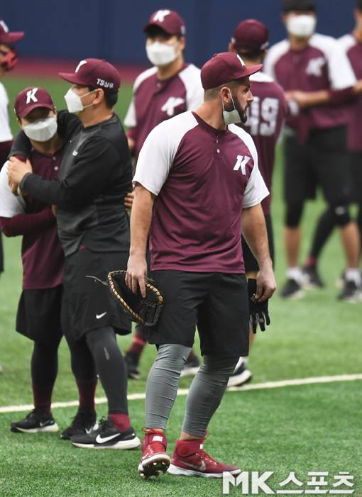 골반을 앞뒤로 움직이며 섹시한 웨이브 동작을 선보였다.