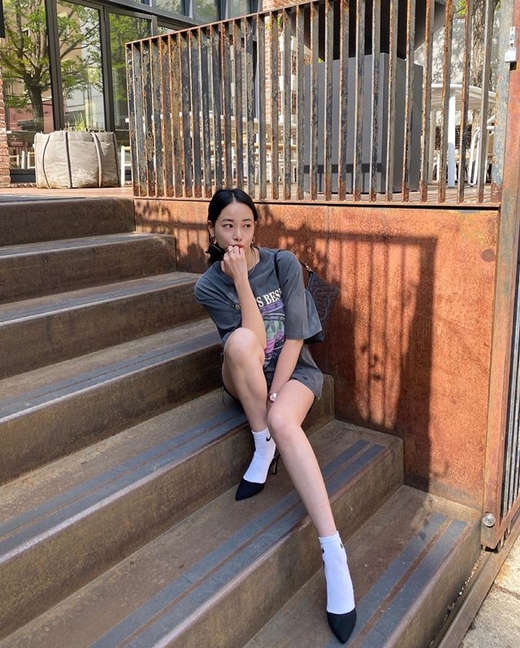 Lee Joo-yeon posted several photos on Instagram on the 16th, leaving only emoticons () without any special comments.This is from the outdoors: Lee Joo-yeon in a short-sleeved T-shirt and short pants, showing off her charisma with a pair of stylish sunglasses.Especially, Lee Joo-yeon, who gave fashion points to high heels in a style of white socks and showed his own unique fashion sense.Lee Joo-yeon is showing his acting ability with the play Special Liar recently.