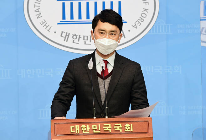 국민의힘을 탈당한 무소속 김병욱 의원이 1월 8일 국회 소통관에서 기자회견을 열고 인턴 비서 성폭행 의혹을 제기한 유튜브채널 가로세로연구소(가세연)를 허위사실 유포에 대한 명예훼손 혐의로 고소한다고 밝히고 있다. [연합]