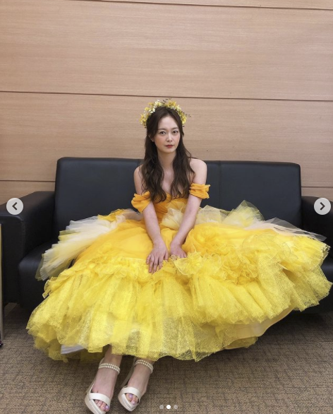 Actor Jeon So-min showed off her Disney princess figureJeon So-min wrote on his personal Instagram account on the 15th, I heard it first!!!!!!!!! I love it if you stay in the fuss. Its open on the 19th!!!In the photo he released together, he is wearing a yellow dress and creating a dreamy atmosphere. The cute sexy pale color charm is impressive.Fans are enthusiastically cheering on the hidden volume sense of Jeon So-min.So, Ko Young-bae of the disturbance commented, Thank you very much Sunshine Princess Somina! Girls Generation Sunny also praised the comment, Beauty and Beast!!!!!!!!!!!This seems to be a picture taken during the shooting of the music video of the new song If you have.Previously, Jeon So-min and Soran formed Yoo Jae-Suk through SBS entertainment program Running Man and announced Come out now.Meanwhile, the mini album Beloved and the title song Be with me will be released at 6 pm on the 19th.mouse