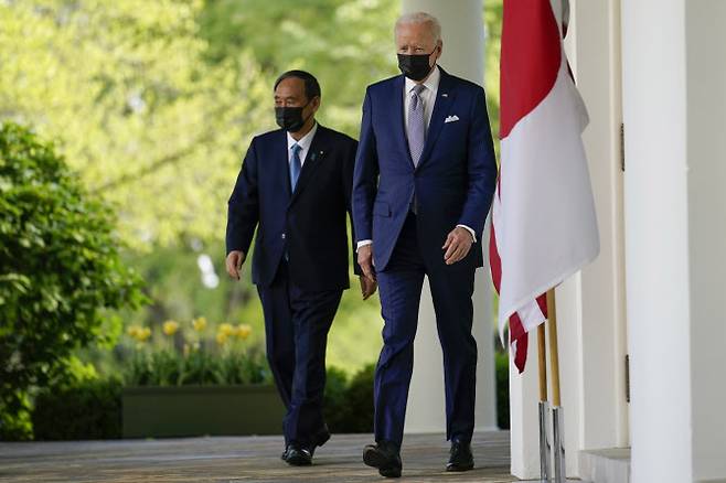 조 바이든 미국 대통령(오른쪽)과 스가 요시히데 일본 총리가 16일(현지시간) 워싱턴DC 백악관에서 정상회담을 연 후 공동 기자회견을 위해 걸어오고 있다. (사진=AP/뉴시스 제공)