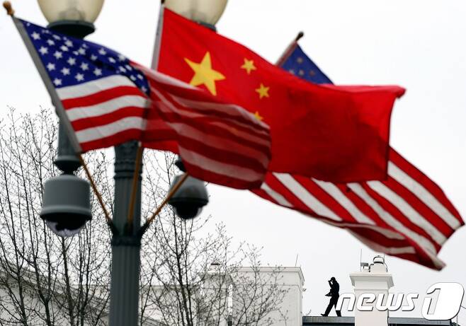 미국 성조기와 중국 오성홍기. © AFP=뉴스1