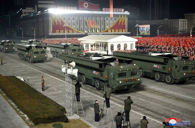 지난 1월 북한 열병식에 등장한 북한판 이스칸데르(KN-23) 개량형 탄도미사일. /조선중앙통신 연합뉴스