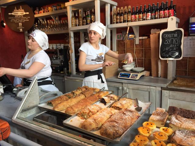 우크라이나 수도 키예프의 한 빵집에서 만난 여성들은 스스로 생활력이 매우 강하다고 말했다. 이동학 작가