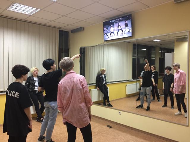 우크라이나 수도 키예프에서 만난 청소년들. 이들은 K팝을 듣고 길거리와 연습실 등에서 댄스를 배우는 것을 좋아한다고 했다. 이동학 작가